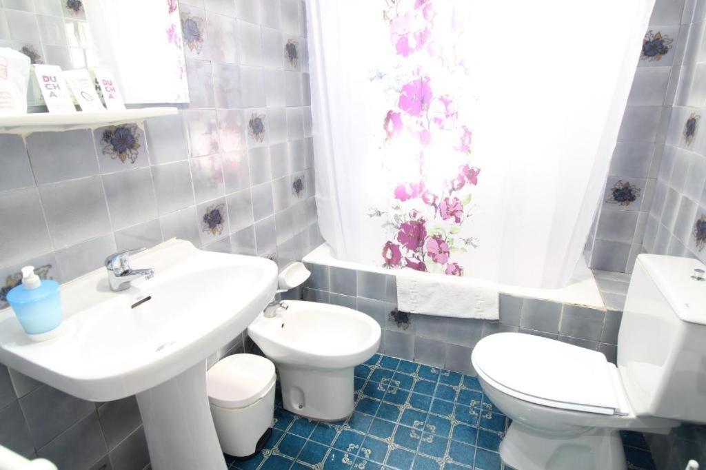 מוטריל Hostal Tropical מראה חיצוני תמונה