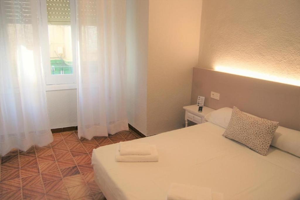 מוטריל Hostal Tropical מראה חיצוני תמונה