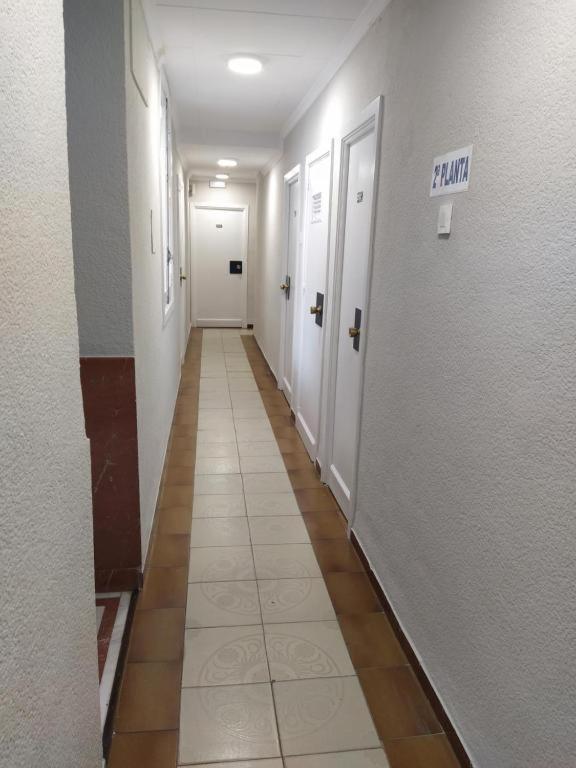 מוטריל Hostal Tropical מראה חיצוני תמונה