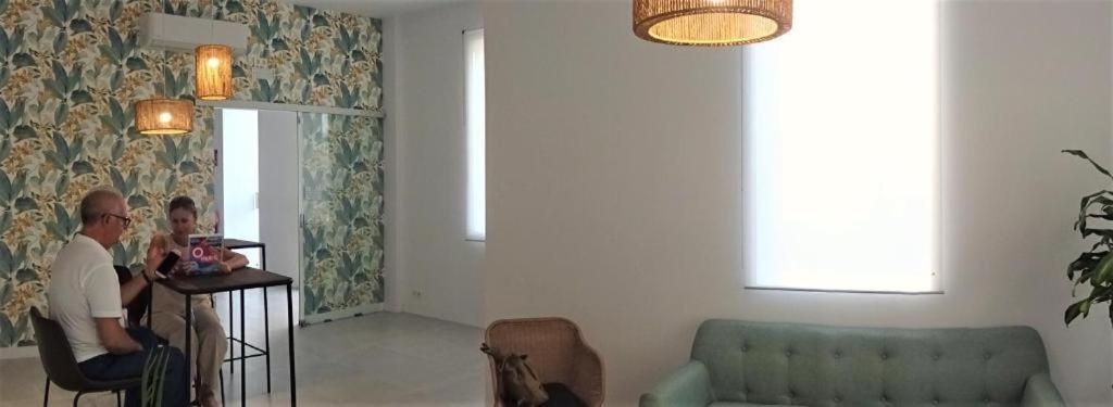 מוטריל Hostal Tropical מראה חיצוני תמונה