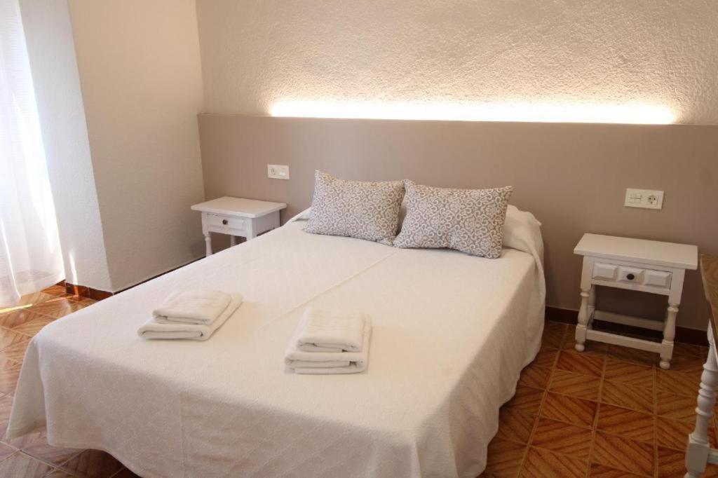 מוטריל Hostal Tropical מראה חיצוני תמונה