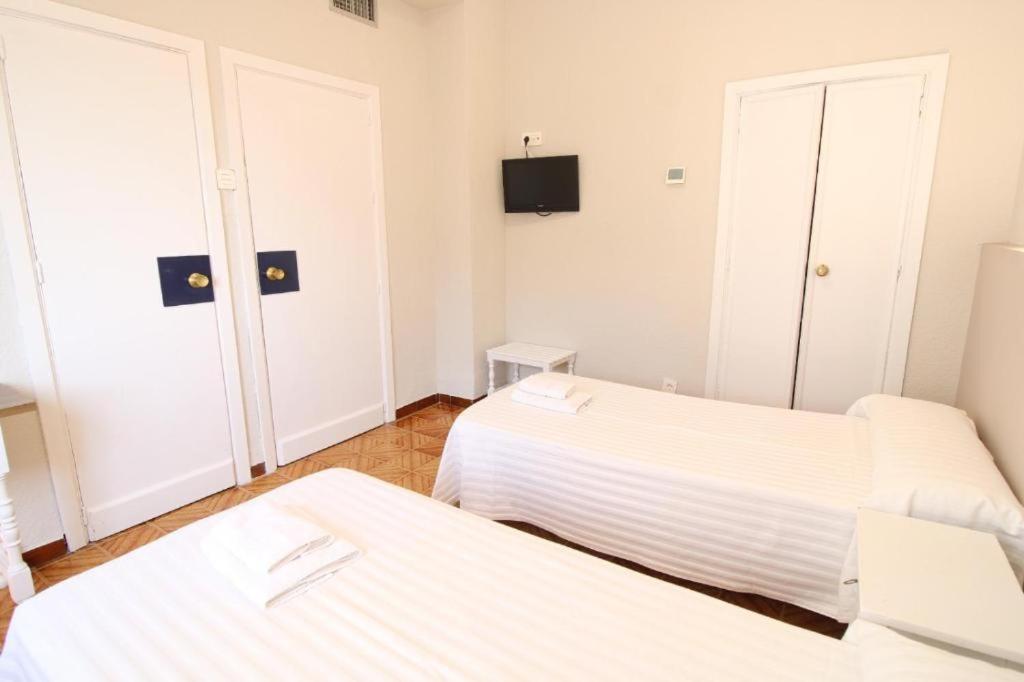 מוטריל Hostal Tropical מראה חיצוני תמונה